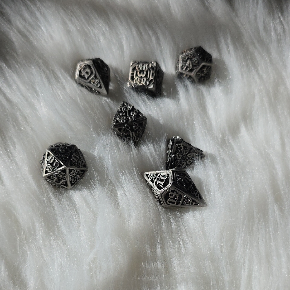 Dungeons And Dragons Intricate Snake Black and Silver Dice Set